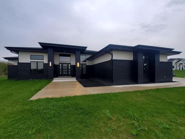 W256S6582 Pheasant DRIVE, Waukesha, WI 53189