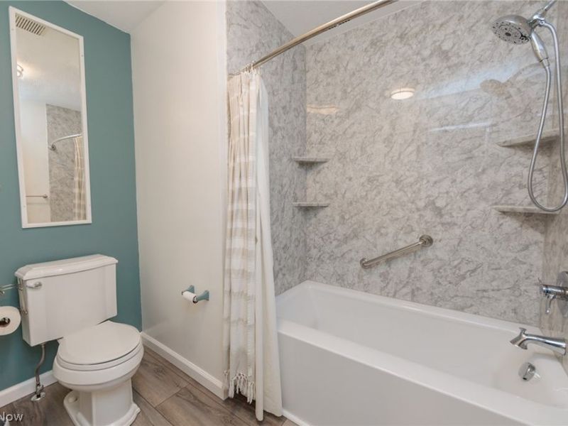 16457 Emerald Point , Middleburg Heights, OH 44130 Photo 15