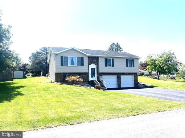 1572 BUTTERCUP DRIVE, CHAMBERSBURG, PA 17202