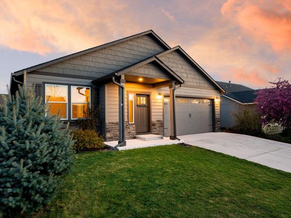 2426 NW Hemlock Way, Redmond, OR 97756