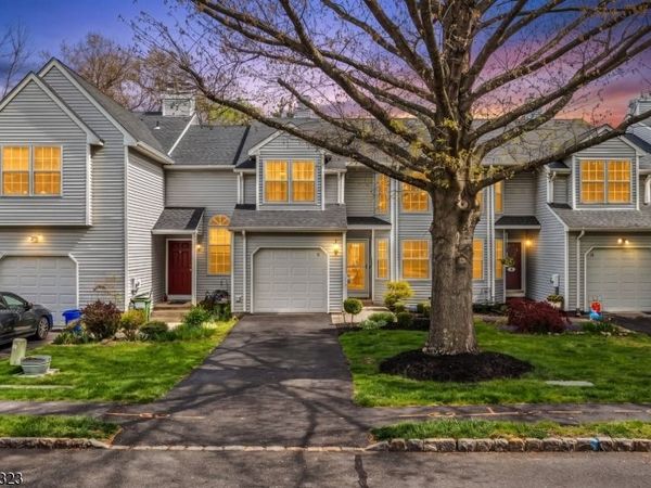 8 Delaware Ln, Branchburg, NJ 08876