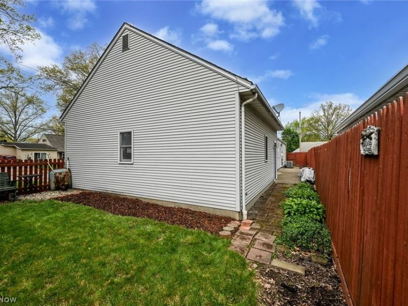 2839 Elmwood Street , Cuyahoga Falls, OH 44221 Photo 11