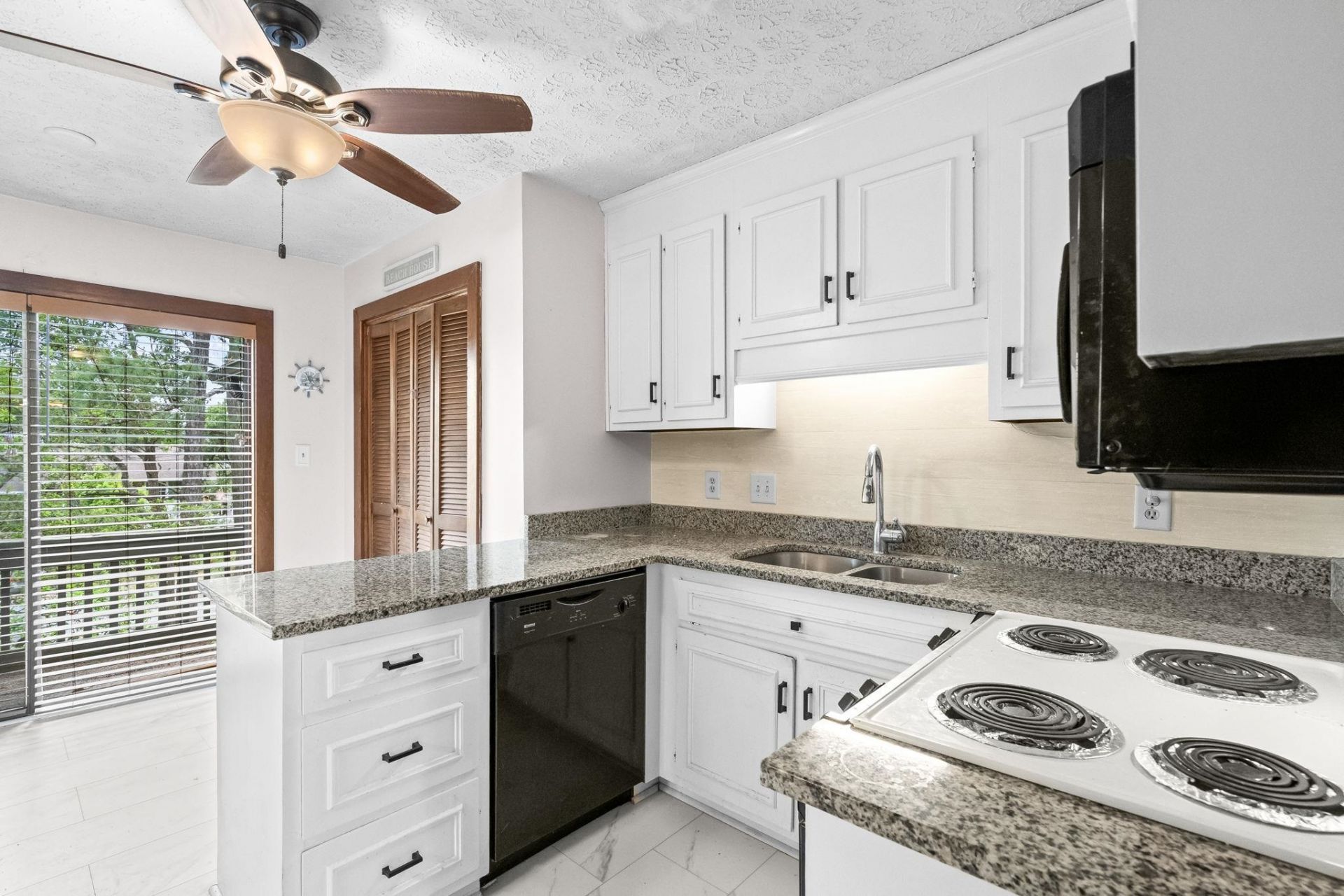404 N 72nd Ave.  Photo 10