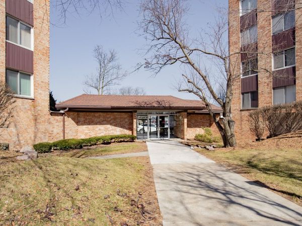 1101 S Hunt Club Drive , Unit 403, Mount Prospect, IL 60056