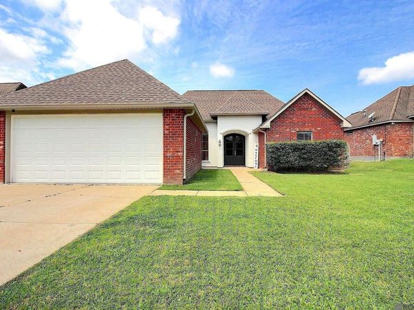 31025 Lake Spring Dr, Walker, LA 70785