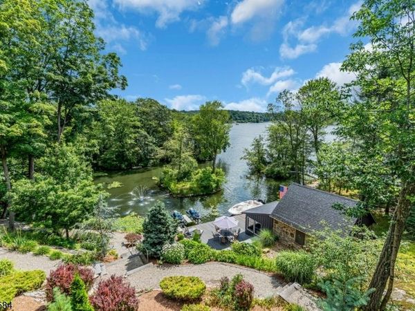 29 Air Castle Isle, Hopatcong, NJ 07821