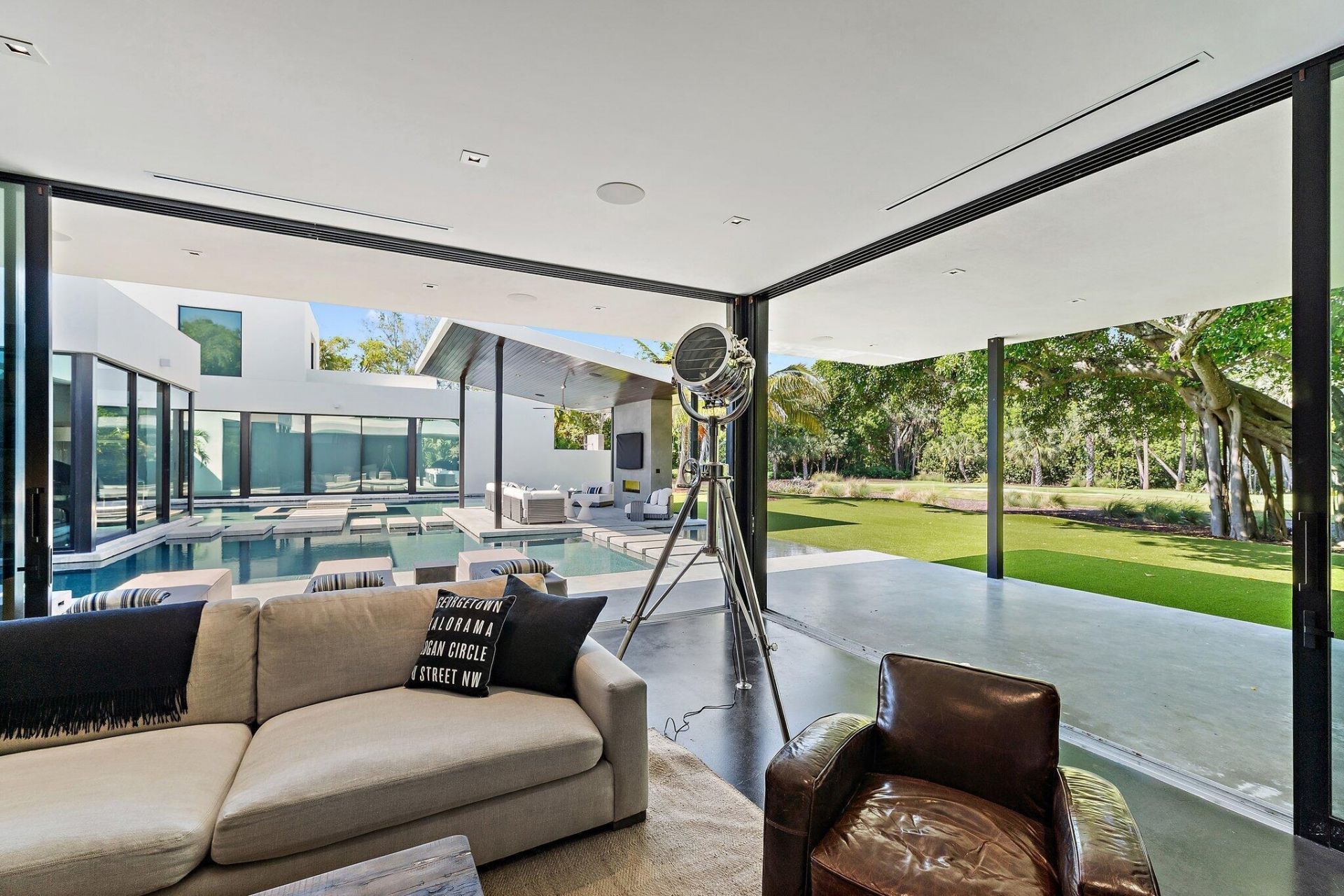 12 N Beach Road, Jupiter Island, FL 33455 Photo