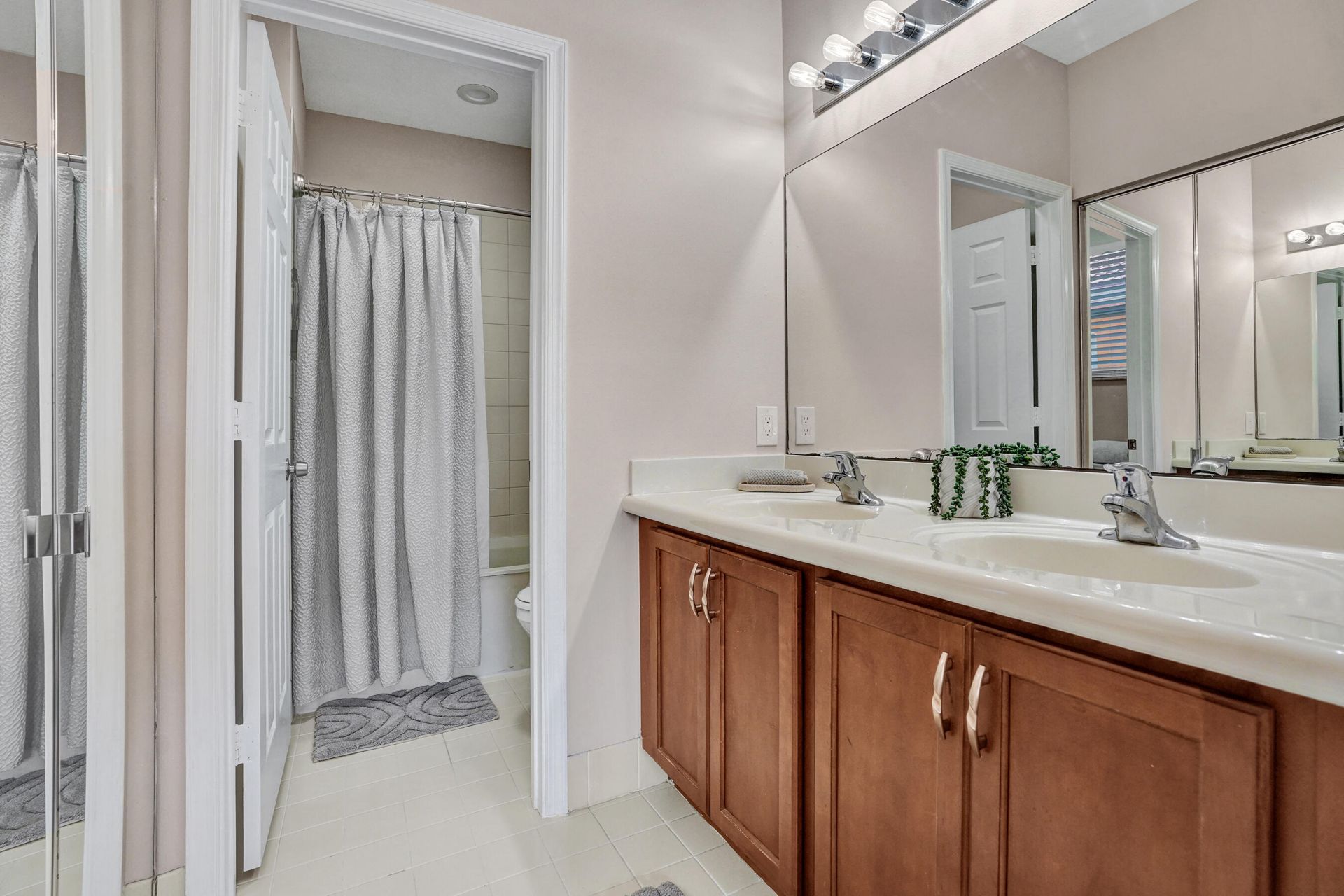 1825 Sonrisa Street, Unit 1825, Riviera Beach, FL 33404 Photo