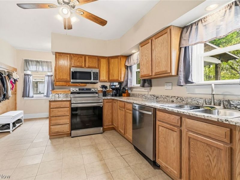 340 Lowell Street, Elyria, OH 44035 Photo 13