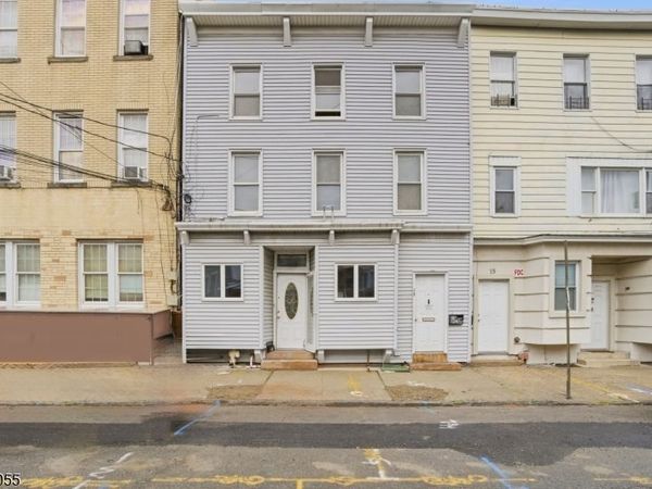 13 Cottage St, Bayonne, NJ 07002