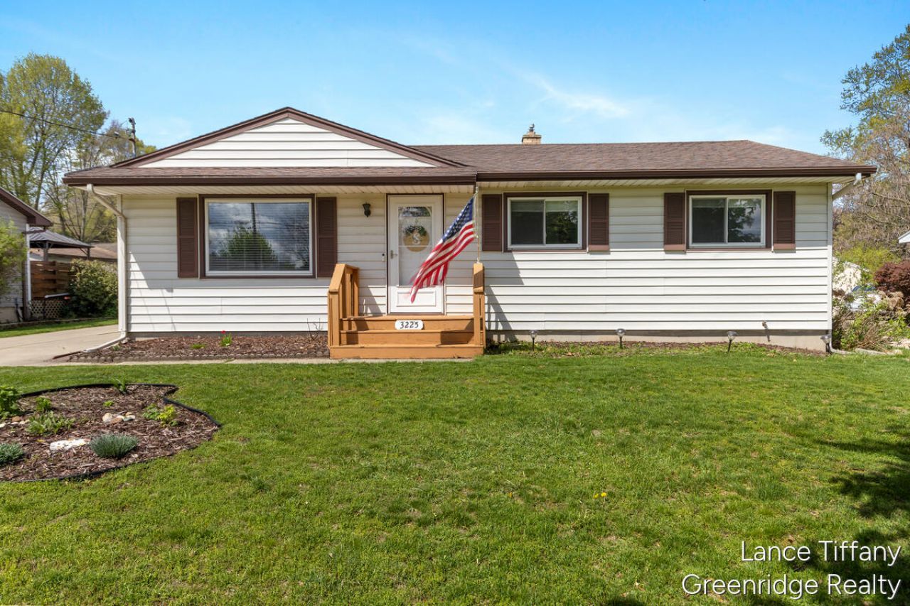 3225 Abington Drive Nw, Grand Rapids, MI 49544 Main Photo