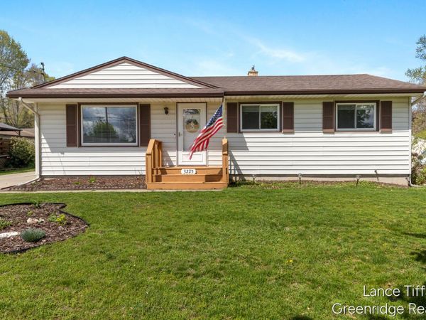 3225 Abington Drive NW, Grand Rapids, MI 49544