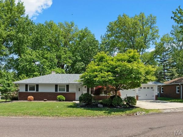 2413 W Lake Drive , Highland, IL 62249
