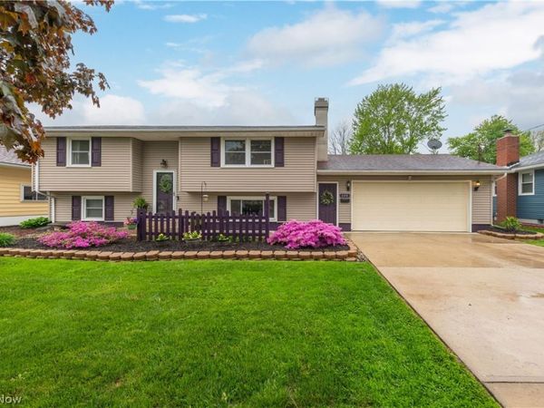640 W Martin Avenue , Amherst, OH 44001