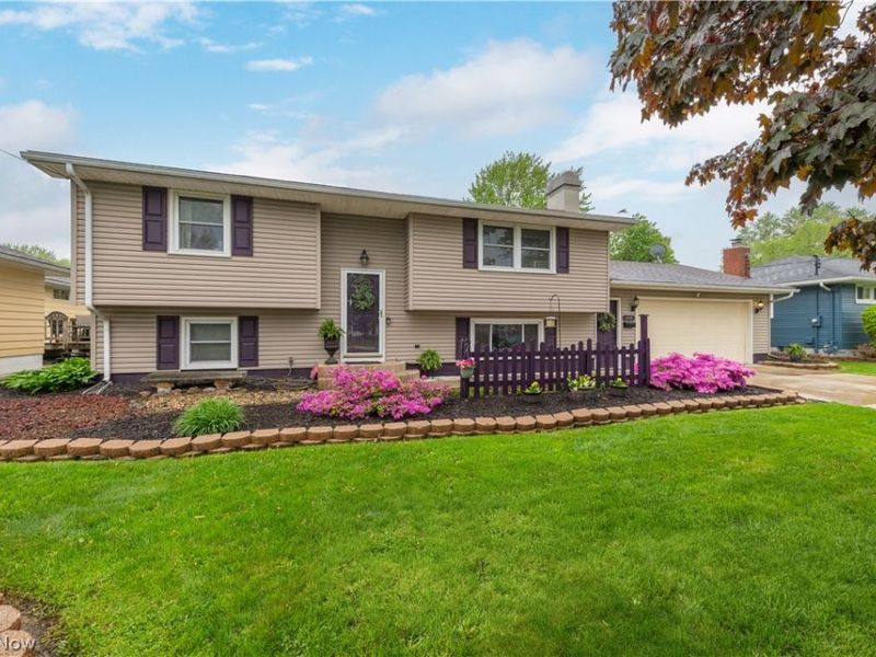 640 W Martin Avenue , Amherst, OH 44001 Photo 2
