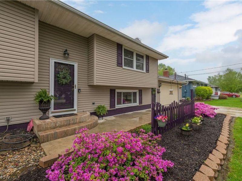 640 W Martin Avenue , Amherst, OH 44001 Photo 3