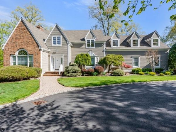 8 Waldron Dr, Bridgewater, NJ 08836