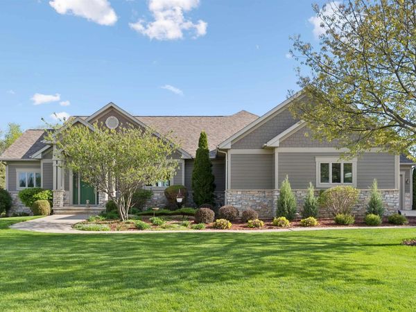 1005 Ashbury Circle, Waverly, IA 50677
