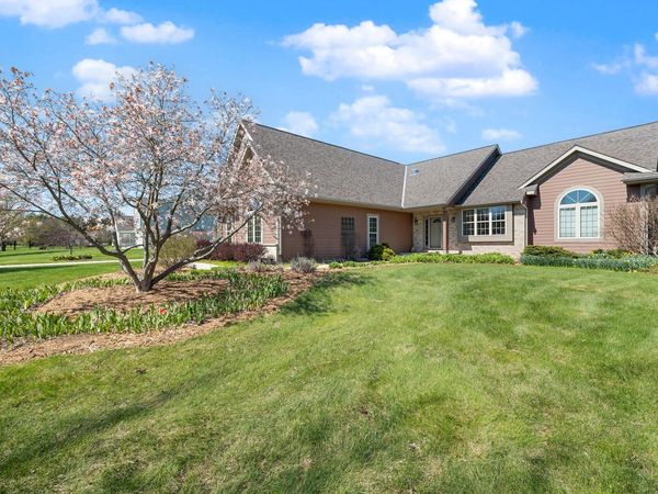 210 Hunters Xing S -, Slinger, WI 53086