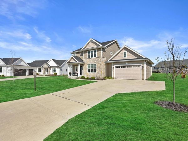N62W21744 Masters Dr, Menomonee Falls, WI 53051