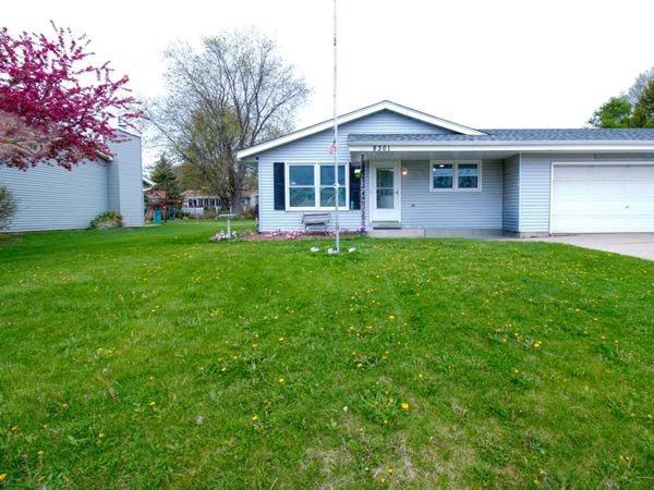8361 S Deer Ridge Pass, Oak Creek, WI 53154