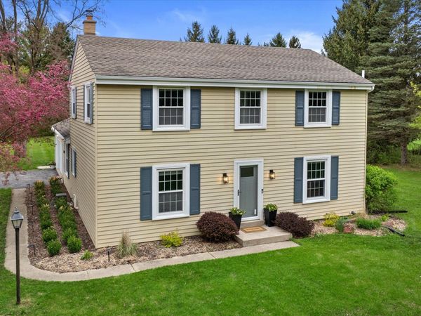 10606 Robinwood Ct, Cedarburg, WI 53012