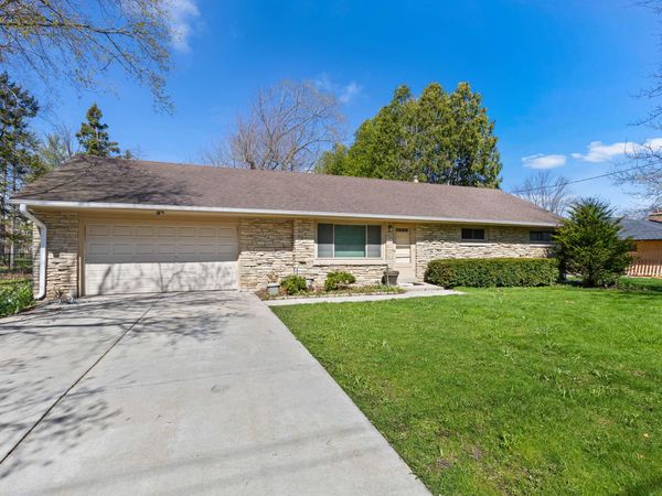 8727 N Kildeer Ct, Brown Deer, WI 53209