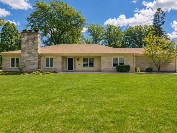 221 E Clovernook Ln, Fox Point, WI 53217