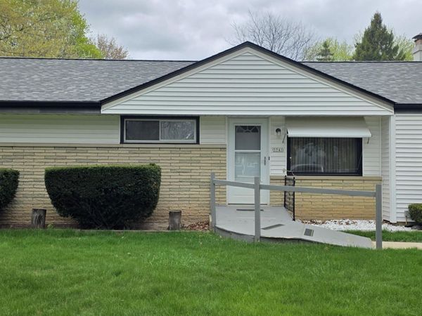 5741 S 40th St, Greenfield, WI 53221