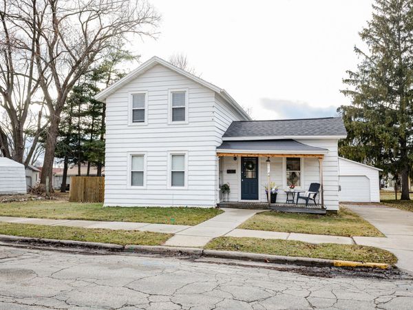 114 N 10th St, Watertown, WI 53094