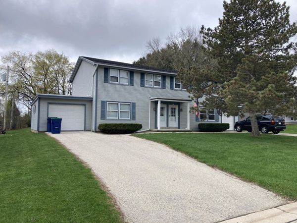 213 Summit Dr, Unit 215, Fredonia, WI 53021