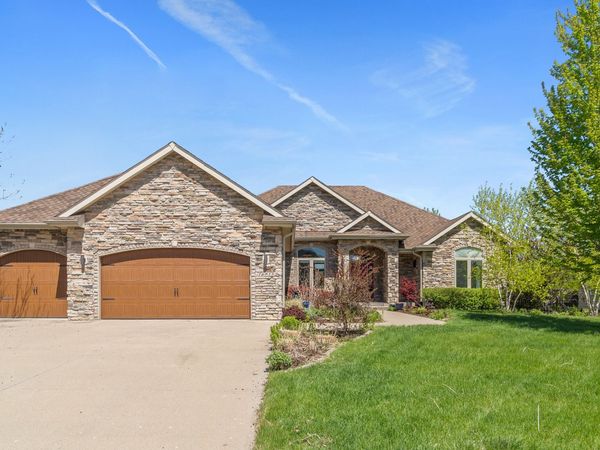 16915 Winston Circle, Clive, IA 50325