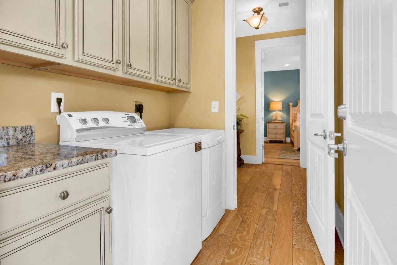 451 Banyan Place  Photo 32
