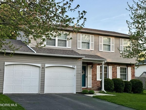 121 Foxhill Lane, Perrysburg, OH 43551