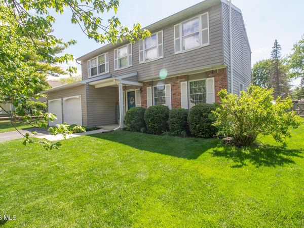 121 Foxhill Lane, Perrysburg, OH 43551