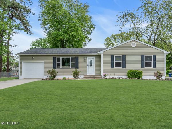 32 Bowline Street, Beachwood, NJ 08722