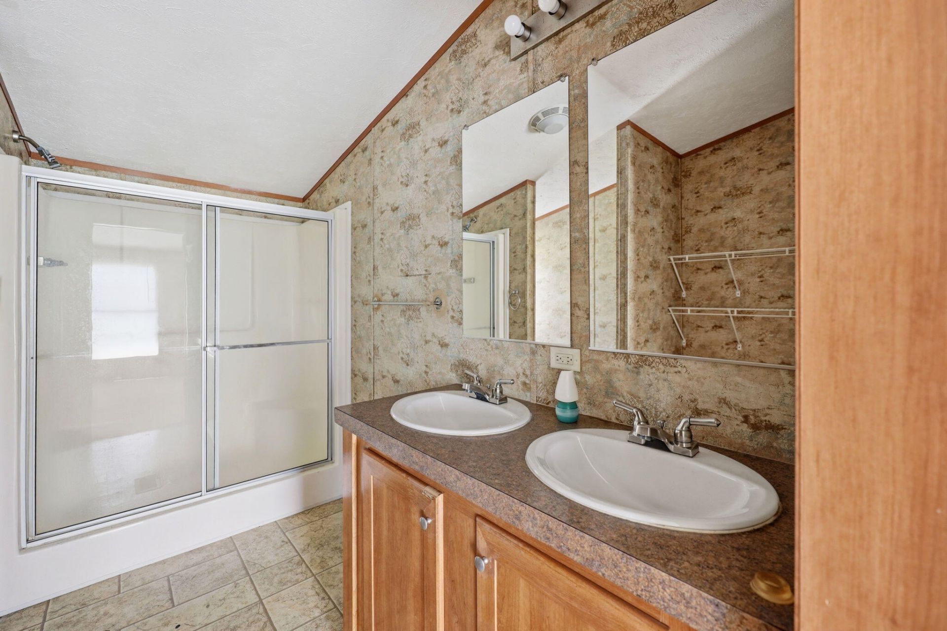 124 Roverbend Road Photo 15
