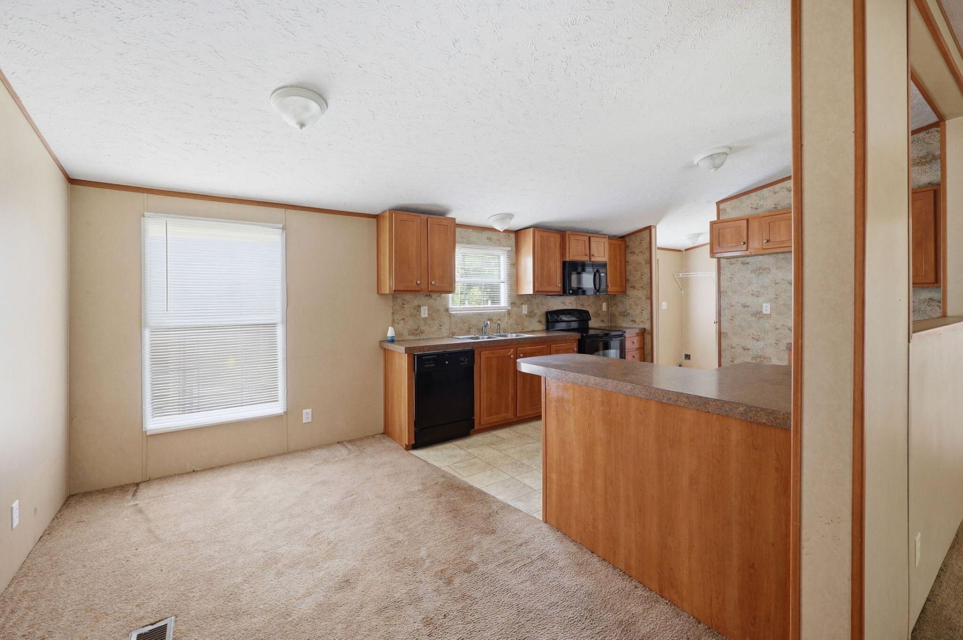 124 Roverbend Road Photo 6
