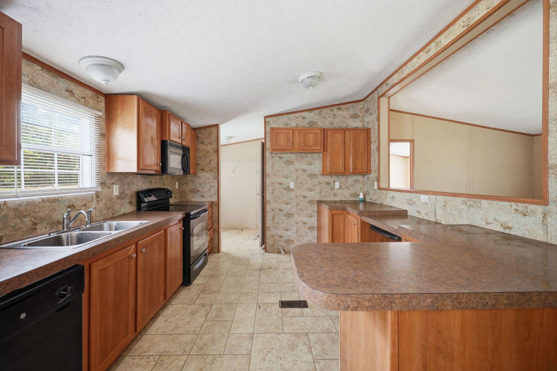 124 Roverbend Road Photo 7