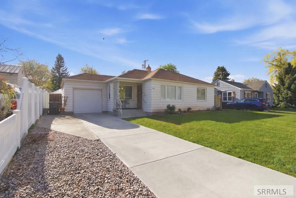 853 Crestmont Avenue, Idaho Falls, ID 83402 Main Photo