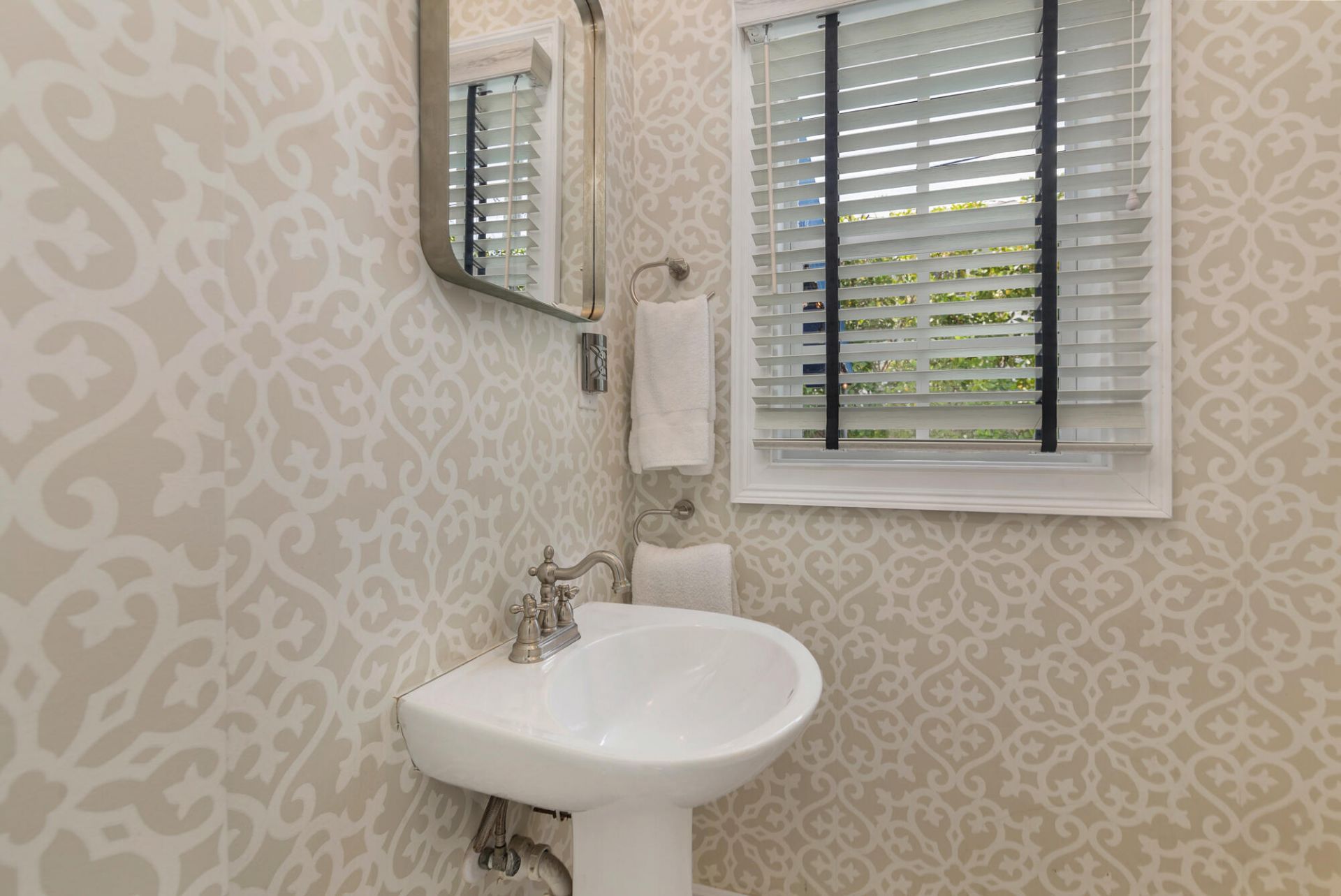 294 Queens Court, West Palm Beach, FL 33401 Photo
