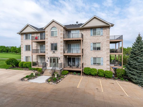 2958 Holiday Court , Unit 9, Bettendorf, IA 52722