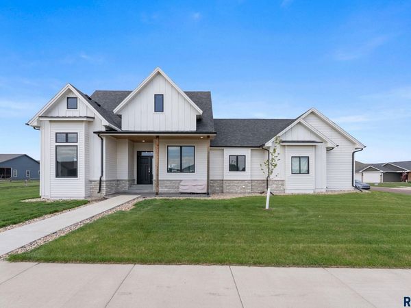 203 Central Cir, Sioux Falls, SD 57032