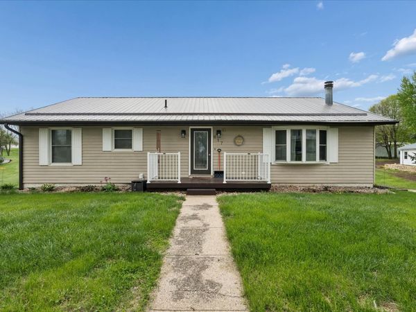 617 E Oak St, Mechanicsville, IA 52306