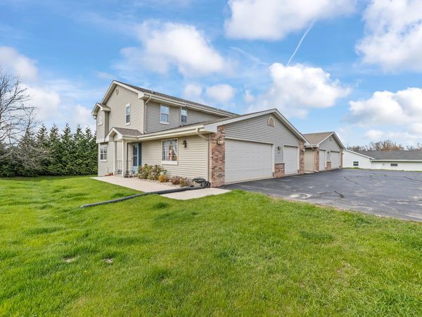 1015 E Woodview Ct, Unit 2, Slinger, WI 53086
