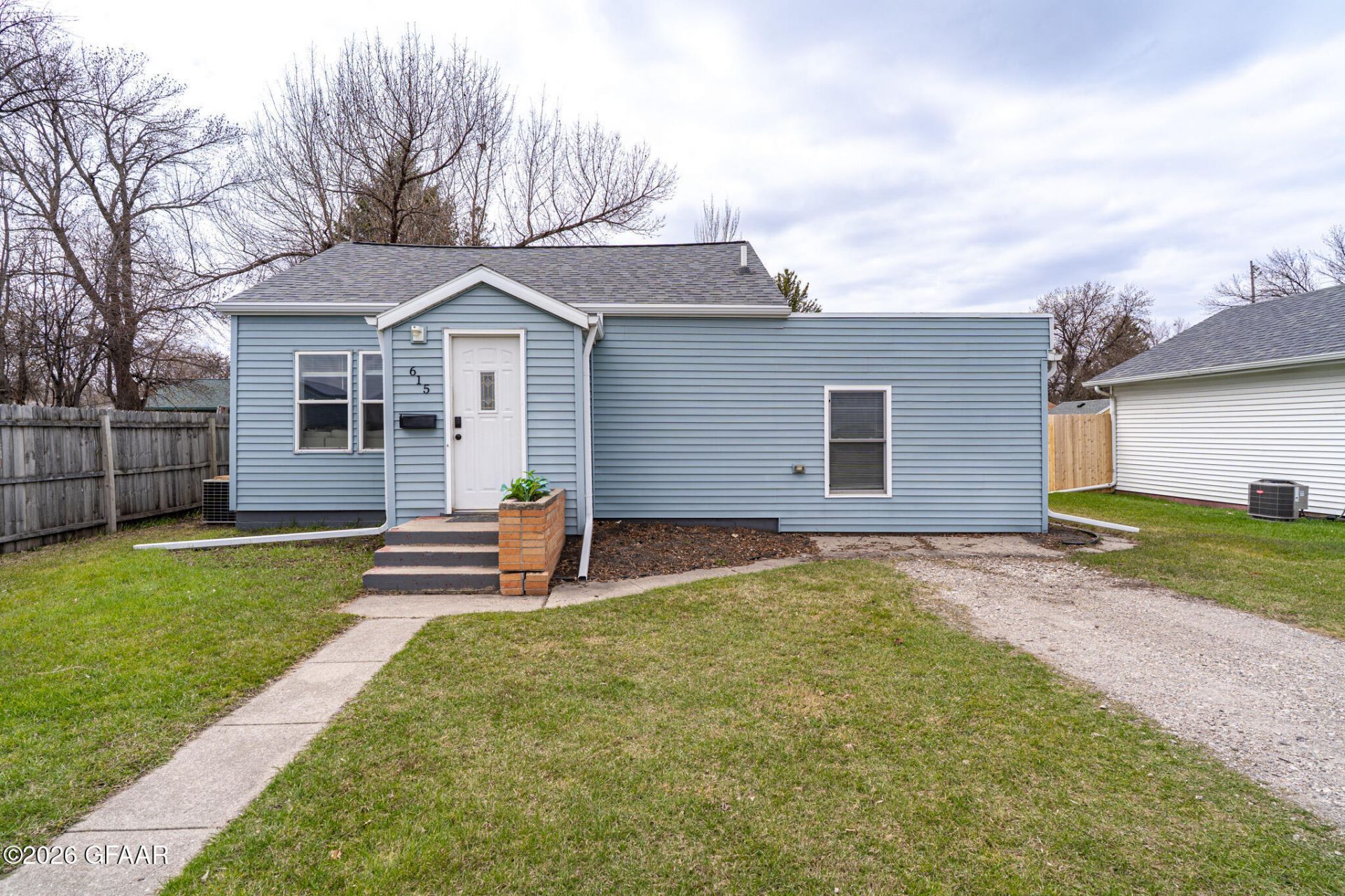 615 5th Avenue Ne, East Grand Forks, MN 56721 Main Photo