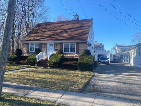 211 Mineola Avenue , Carle Place, NY 11514