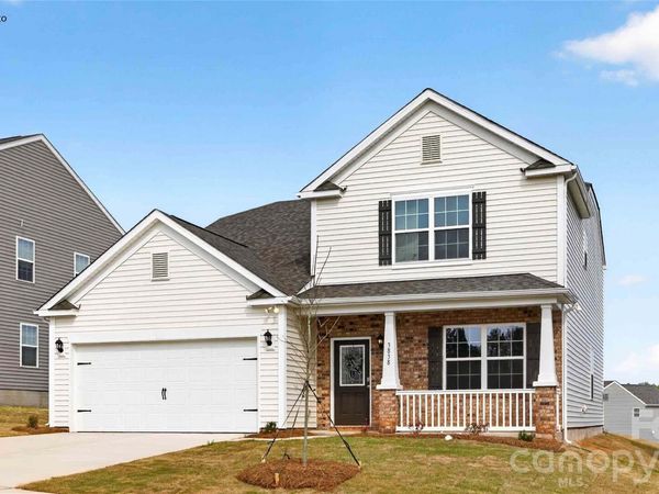 588 17th Avenue Court NE, Hickory, NC 28601