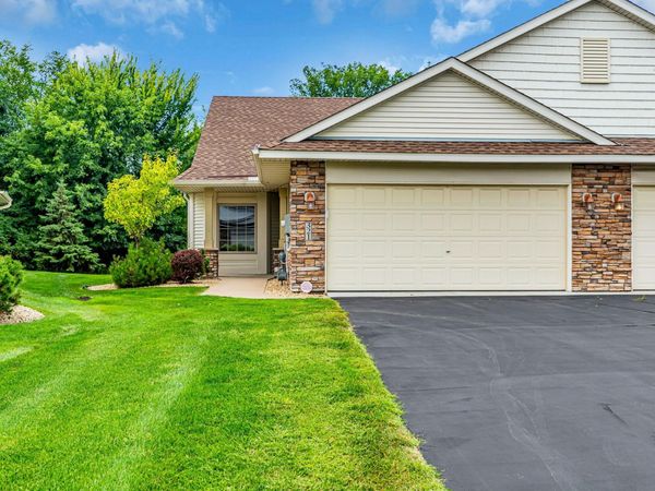 321 Summer Place E, Maplewood, MN 55117