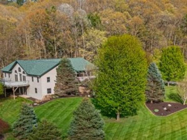 W6166 Valley Pl, Onalaska, WI 54636